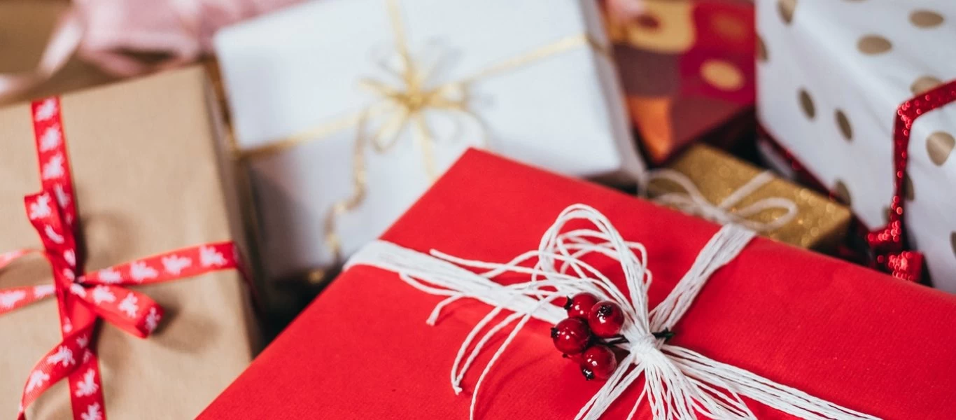 Το πανεύκολο και πανέξυπνο κόλπο για να τυλίξεις τα χριστουγεννιάτικα δώρα όταν το χαρτί είναι πολύ μικρό (βίντεο)